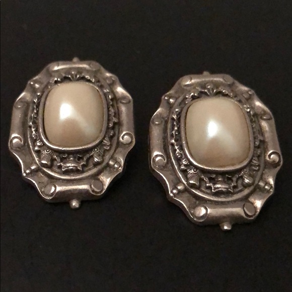 VINTAGE MABE PEARL W/ANTIQUE SILVER TONE CLIPONS - Picture 7 of 8